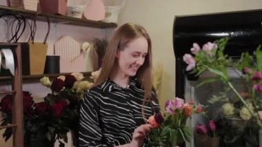 Profesyonel çiçekçi bir çiçek kompozisyonu topluyor. Uluslararası Kadınlar Günü için güzel bir buket.