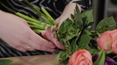 Profesyonel çiçekçi bir çiçek kompozisyonu topluyor. Uluslararası Kadınlar Günü için güzel bir buket.