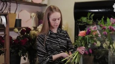 Profesyonel çiçekçi budama çiçeği sapları. Uluslararası Kadınlar Günü için güzel bir buket.