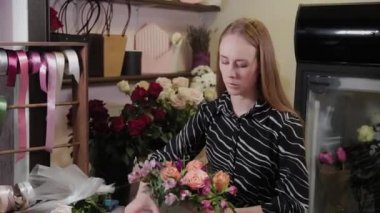 Profesyonel çiçekçi buket hazırlıyor. Uluslararası Kadınlar Günü için güzel bir buket.