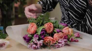 Profesyonel çiçekçi buket hazırlıyor. Uluslararası Kadınlar Günü için güzel bir buket.