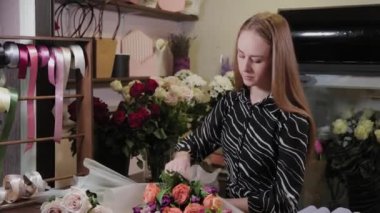 Profesyonel çiçekçi buket hazırlıyor. Uluslararası Kadınlar Günü için güzel bir buket.