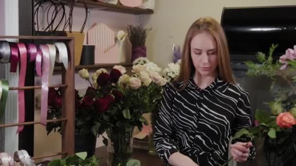 Floristería profesional recoge una composición de flores. Hermoso ramo para el Día Internacional de la Mujer . — Vídeo de stock