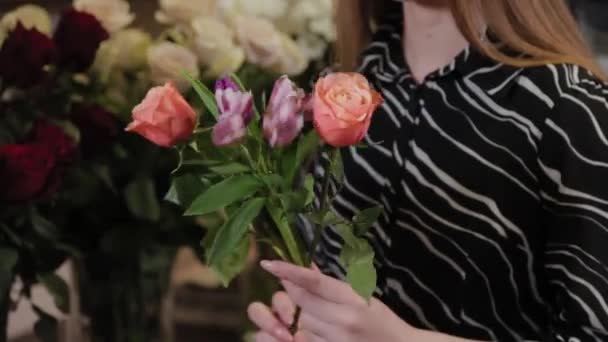 Professionele bloemist verzamelt een compositie van bloemen. Mooi boeket voor Internationale Vrouwendag. — Stockvideo