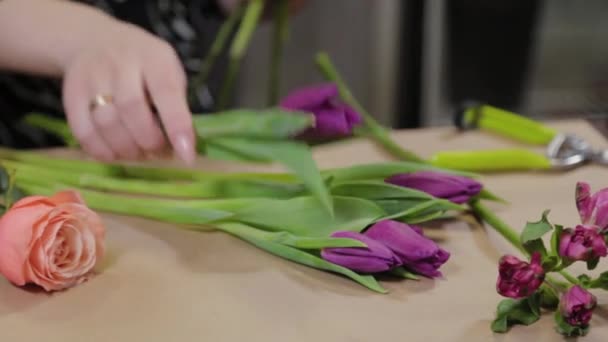 Szakmai virágárus gyűjti össze a kompozíció a virágok. Gyönyörű csokor a Nemzetközi Nőnapra. — Stock videók