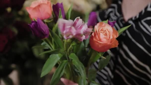 Professional florist collects a composition of flowers. Beautiful bouquet for International Womens Day. — Stockvideo