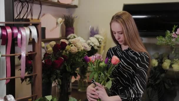 Floristería profesional recoge una composición de flores. Hermoso ramo para el Día Internacional de la Mujer . — Vídeo de stock