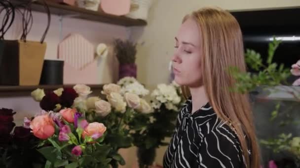 Floristería profesional recoge una composición de flores. Hermoso ramo para el Día Internacional de la Mujer . — Vídeos de Stock