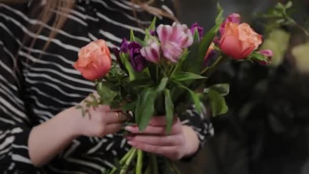 Florista profissional recolhe uma composição de flores. Belo buquê para o Dia Internacional da Mulher . — Vídeo de Stock