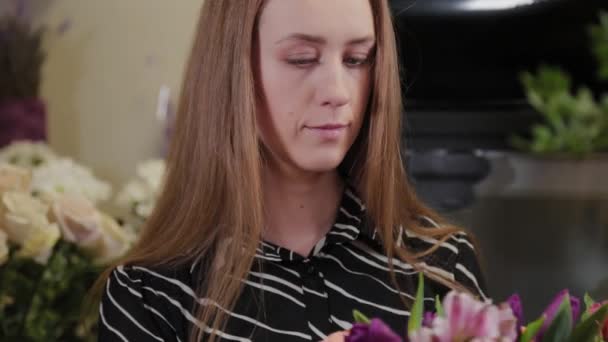 Floristería profesional recoge una composición de flores. Hermoso ramo para el Día Internacional de la Mujer . — Vídeo de stock