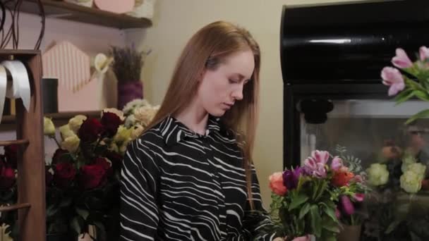 Professional florist collects a composition of flowers. Beautiful bouquet for International Womens Day. — Stock Video