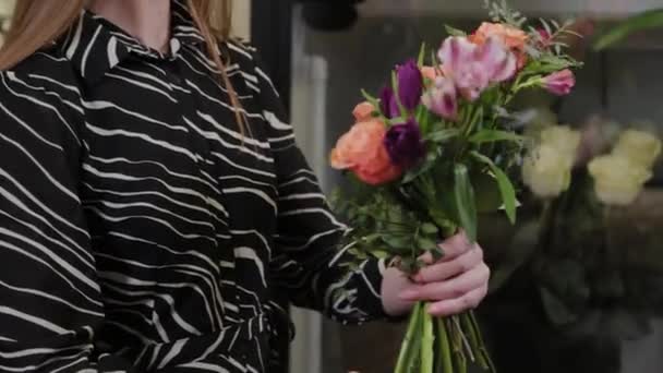 Professional florist collects a composition of flowers. Beautiful bouquet for International Womens Day. — Stock Video
