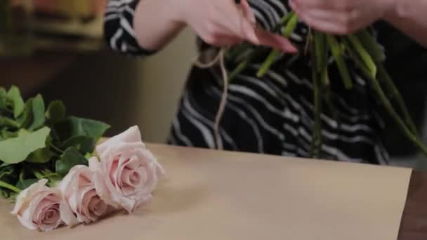 Επαγγελματική ανθοπωλείο συλλέγει μια σύνθεση των λουλουδιών. Όμορφο μπουκέτο για τη Διεθνή Ημέρα της Γυναίκας. — Αρχείο Βίντεο