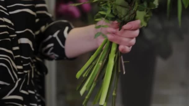 Tallos floristas profesionales de poda de flores. Hermoso ramo para el Día Internacional de la Mujer . — Vídeo de stock