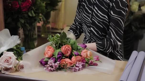 Ahli bunga profesional sedang mengepak karangan bunga. Buket indah untuk Hari Wanita Internasional . — Stok Video