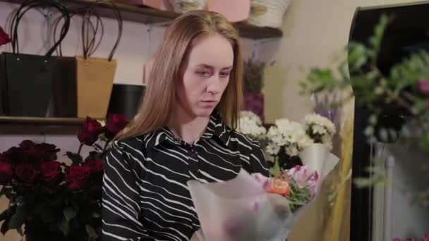Profesjonalna kwiaciarnia pakuje bukiet. Piękny bukiet na Międzynarodowy Dzień Kobiet. — Wideo stockowe