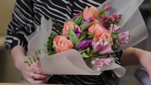 Fiorista professionista sta imballando un mazzo. Bellissimo bouquet per la Giornata internazionale della donna . — Video Stock