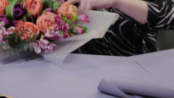 Fleuriste professionnel emballe un bouquet. Beau bouquet pour la Journée internationale de la femme . — Video