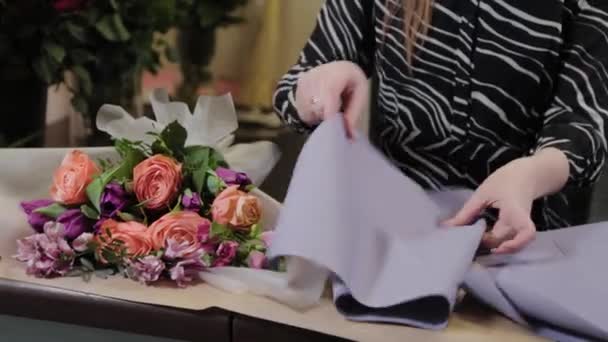 Fiorista professionista sta imballando un mazzo. Bellissimo bouquet per la Giornata internazionale della donna . — Video Stock