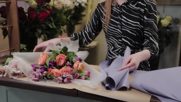 Fiorista professionista sta imballando un mazzo. Bellissimo bouquet per la Giornata internazionale della donna . — Video Stock