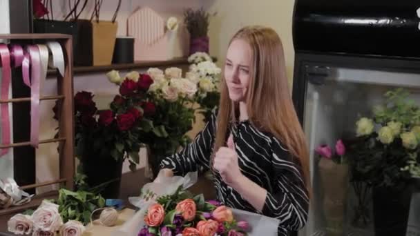 Floristería profesional está empacando un ramo. Hermoso ramo para el Día Internacional de la Mujer . — Vídeos de Stock