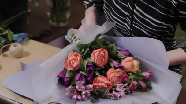 Floristería profesional está empacando un ramo. Hermoso ramo para el Día Internacional de la Mujer . — Vídeo de stock