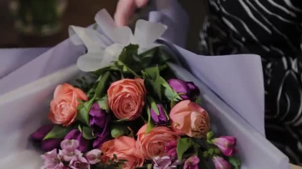 Fiorista professionista sta imballando un mazzo. Bellissimo bouquet per la Giornata internazionale della donna . — Video Stock