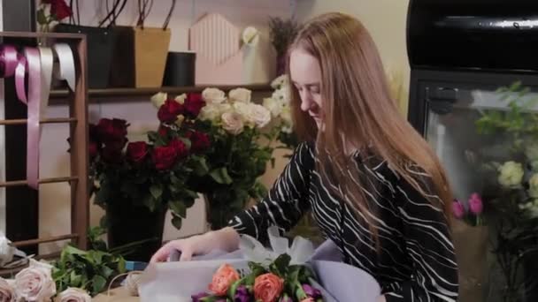 Floristería profesional está empacando un ramo. Hermoso ramo para el Día Internacional de la Mujer . — Vídeos de Stock