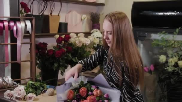 Floristería profesional está empacando un ramo. Hermoso ramo para el Día Internacional de la Mujer . — Vídeos de Stock