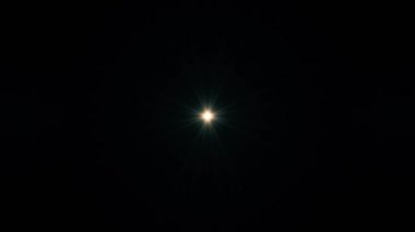 Hareket eden doğrusal parlamalar. 4K soyut arkaplan.