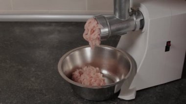 Modern et öğütücüsü kıyma için et öğütür..