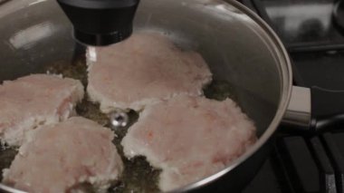 Pirzolalar tavada kızarıyor. Burger Pirzola.