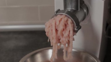 Modern et öğütücüsü kıyma için et öğütür..