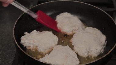 Pirzolalar tavada kızarıyor. Burger Pirzola.