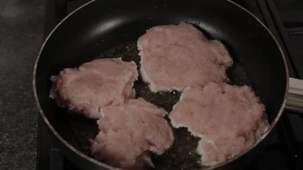 Schnitzel werden in der Pfanne gebraten. Burger-Schnitzel. — Stockvideo