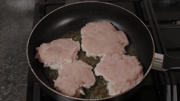 As costeletas fritam-se em uma panela. Costeletas de hambúrguer. — Vídeo de Stock