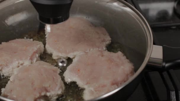 Cutlets worden gebakken in een pan. Burgerkoteletten. — Stockvideo