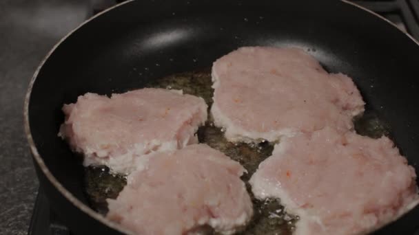 Οι κοτολέτες τηγανίζονται σε τηγάνι. Μπιφτέκια. — Αρχείο Βίντεο