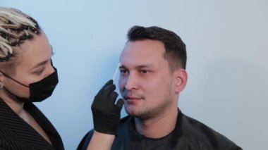 Kaşlı adam, bir adamın kaşlarına özel çözümler sunar..