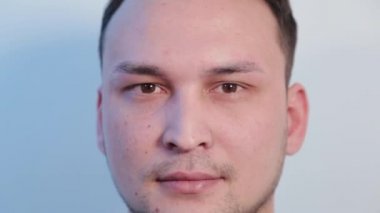 Yakışıklı bir gencin yakışıklı portresi..