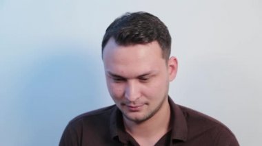 Genç adam yüzüne koruyucu bir maske takıyor..