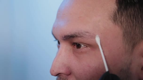 眉毛男人用特殊的方法来治疗人的眉毛. — 图库视频影像