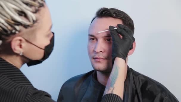 Homme sourcils traite les sourcils de l'homme avec des solutions spéciales . — Video