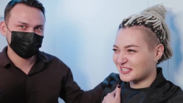 Young man splashes a woman in the face. — Stock Video