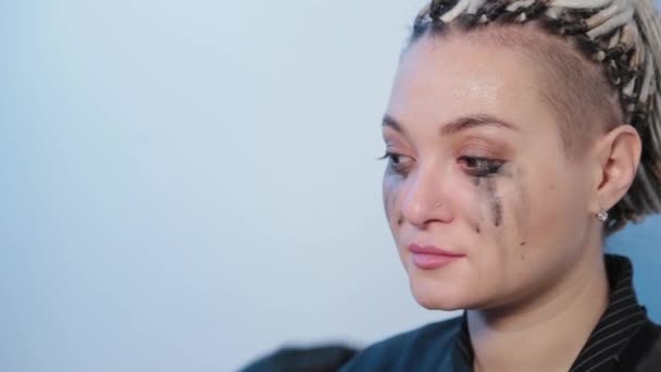 Jeune homme tire les sourcils avec une pince à épiler pour femme . — Video