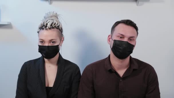 Νεαρός και γυναίκα με προστατευτικές μάσκες. — Αρχείο Βίντεο