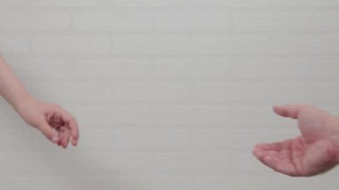 Çocuğun küçük eli, babasının elini tutar..