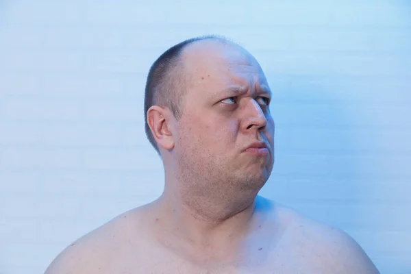 Retrato de um homem careca que está envergonhado . — Fotografia de Stock