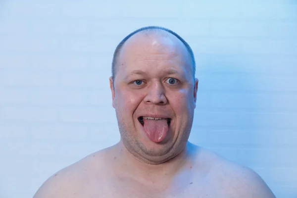 Retrato de un hombre calvo que muestra la lengua . —  Fotos de Stock