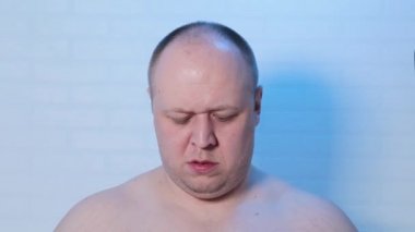 Tıbbi maskeli bir adam kameraya oynuyor..